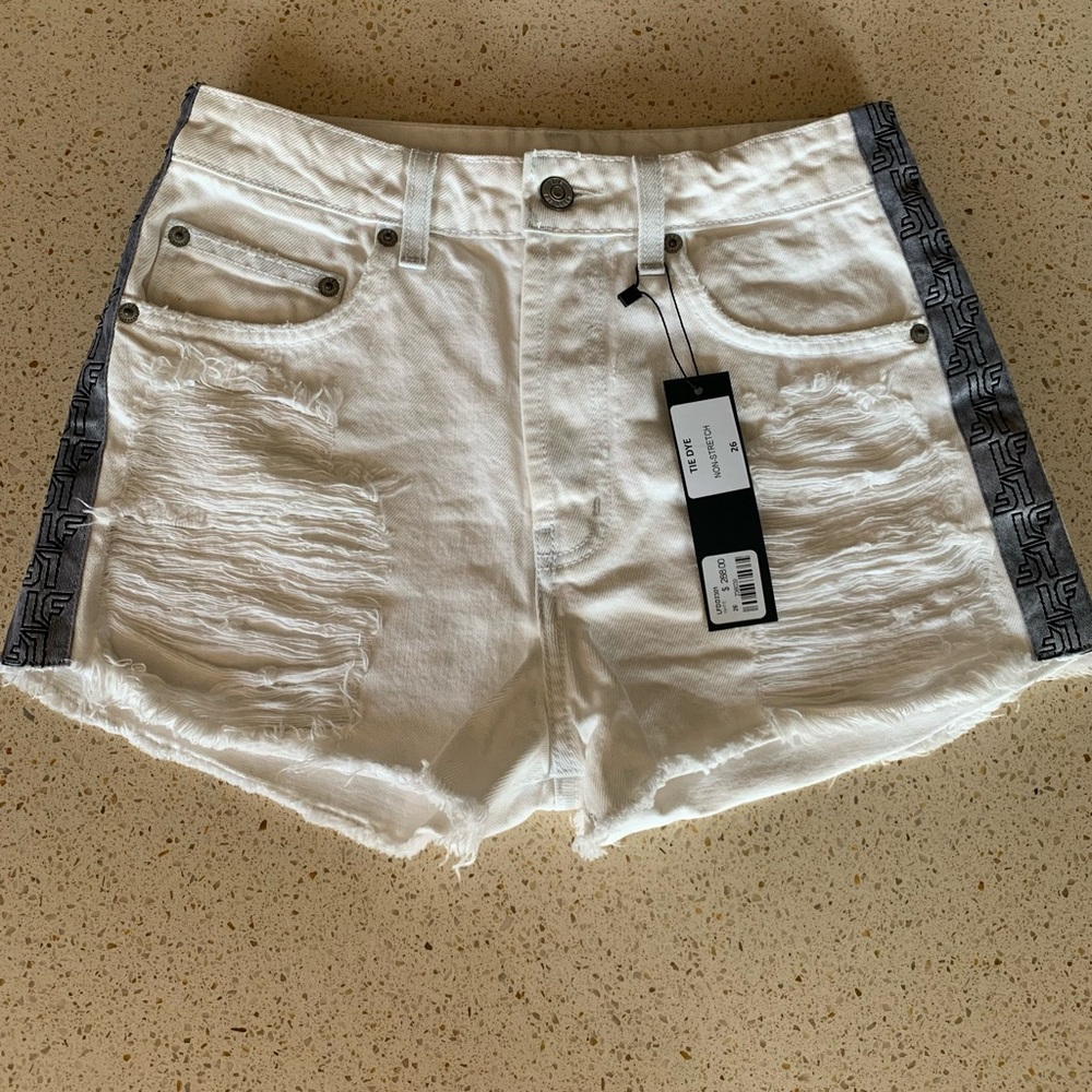 LF THE BRAND - WHITE SHORTS - SIZE 26